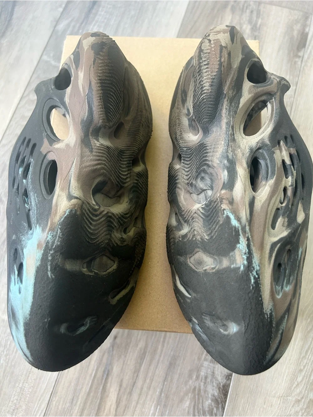 Adidas YZY Foam RNR Kids in Black with Teal Accents - Picture 4 of 10
